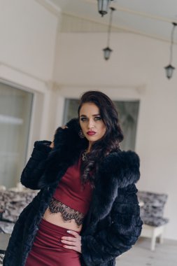 Kamera için poz siyah paltolu güzel kız