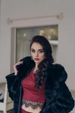 Şık bir model siyah ceket