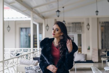 Şık bir model siyah ceket