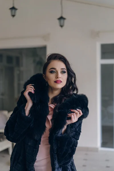 Елегантна модель в чорному пальто — стокове фото
