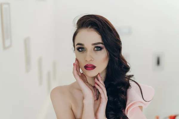 Güzel kız model kamera için poz