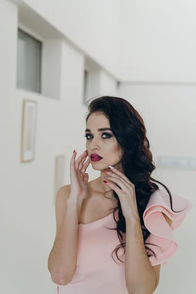 Güzel kız model kamera için poz