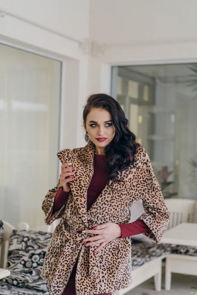 Kaplan kürk paltolu güzel kız