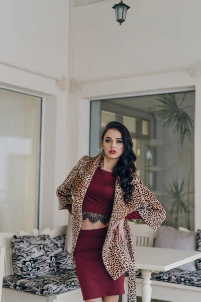 Kaplan kürk paltolu güzel kız