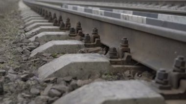 Köyün 4 k alanında metal demiryolu yakın çekim