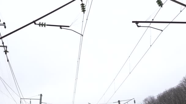 Red de alto voltaje sobre la vía férrea en el campo. 4K — Vídeos de Stock