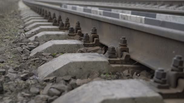 Primer plano del ferrocarril de metal en el campo en el pueblo, 4K — Vídeos de Stock