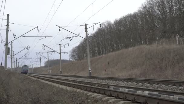 Zug bewegt sich auf der Eisenbahn im ukrainischen Feld. 4k — Stockvideo