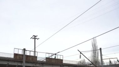 Yüksek gerilim ağ, izolatörler, köprü, yol Ukrayna köyünde. 4k