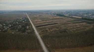 Havadan görünümü: Ukrayna alanları ve evler, yollar ve Havuzu