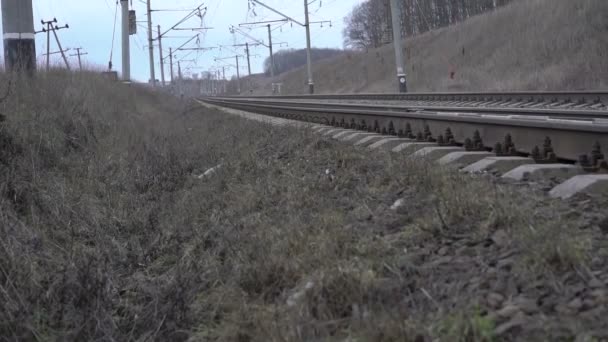 Järnväg spår i sätter in, högspännings-nätverket. Långsamt — Stockvideo