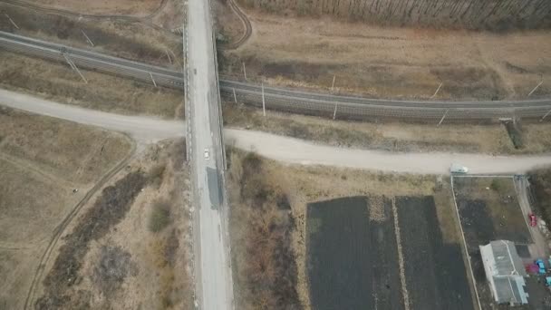 Vue aérienne : Routes ukrainiennes, pont, piste, champs dans le village 