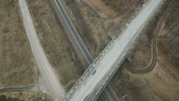 上からの眺め: フィールドを持つ土地橋に近づいてと追跡 — ストック動画