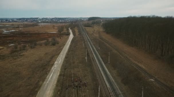 Vue aérienne : paysage rural, champs, piste, réseau haute tension en Ukraine — Video