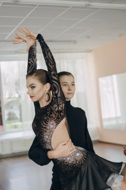 Profesyonel dansçılar dans balo salonunda. Latin.