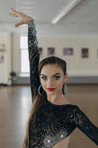 Портрет молодої дівчини латинських танців — стокове фото