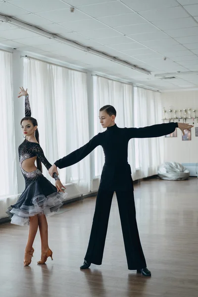 Profesyonel dansçılar dans balo salonunda. Latin.