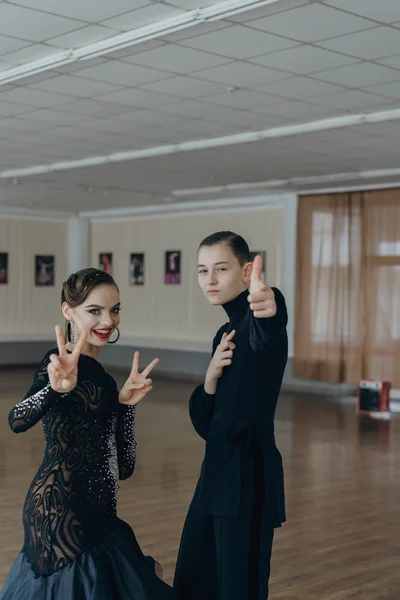 Professionele dansers in ballroom dansen. Latijn. — Stockfoto