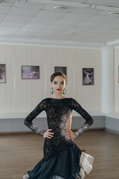 Retrato de uma jovem dança latina — Fotografia de Stock