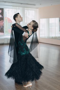 Profesyonel dansçılar balo salonunda dans