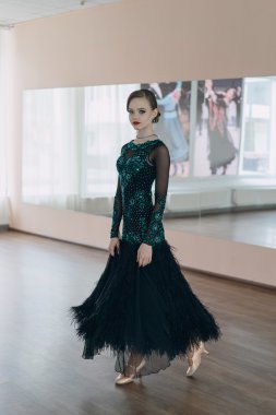 Bir genç kız dansçı portresi