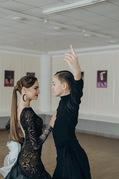 Dançarinos profissionais dançando no salão de baile. Latim . — Fotografia de Stock