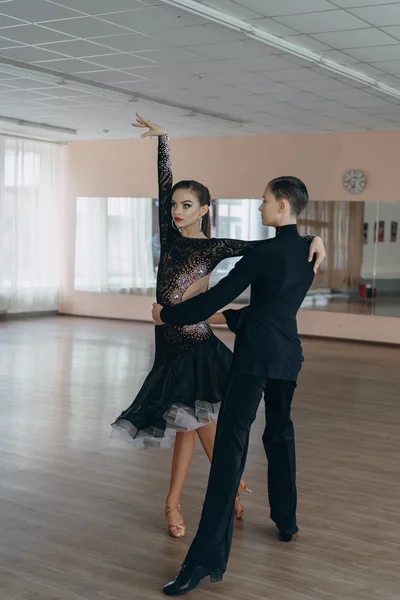 Profesyonel dansçılar dans balo salonunda. Latin.