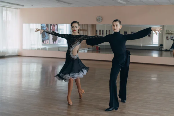 Profesyonel dansçılar dans balo salonunda. Latin.
