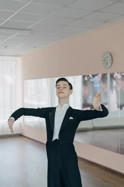 Aynaya eğitimli profesyonel dansçı