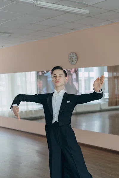 Aynaya eğitimli profesyonel dansçı