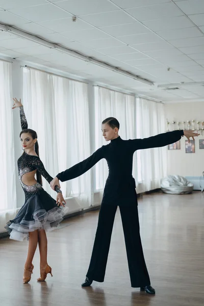 Profesyonel dansçılar dans balo salonunda. Latin.