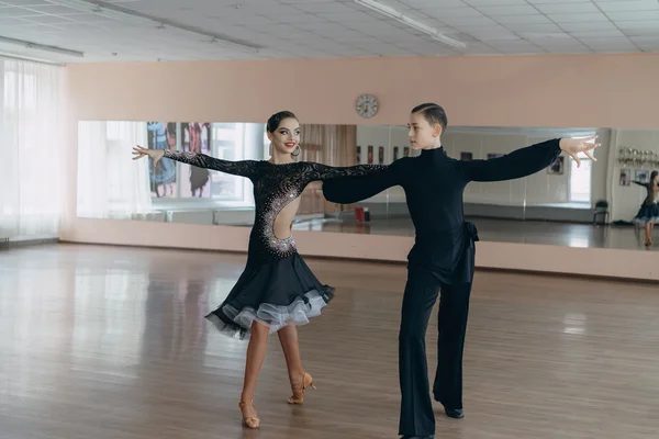 Profesyonel dansçılar dans balo salonunda. Latin.