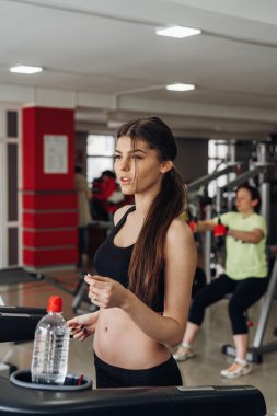 Bir koşu bandı üzerinde güzel kız