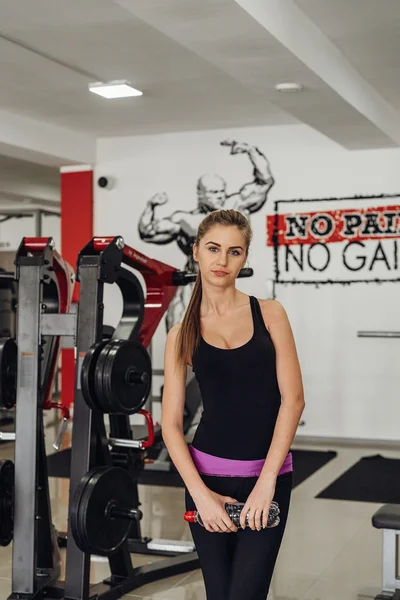 Su ile spor salonunda sarışın — Stok fotoğraf