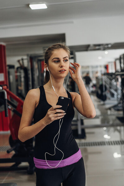 Blond listening to music at the gym