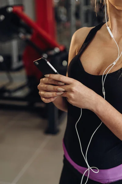 Rubia escuchando música en el gimnasio — Foto de Stock