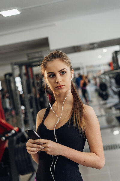 Blond listening to music at the gym