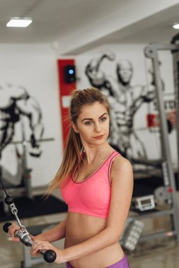 Sarışın bir egzersiz simülatörü üzerinde gerçekleştirir.