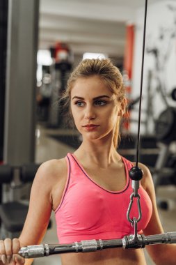 Sarışın bir egzersiz simülatörü üzerinde gerçekleştirir.