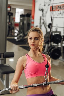 Sarışın bir egzersiz simülatörü üzerinde gerçekleştirir.