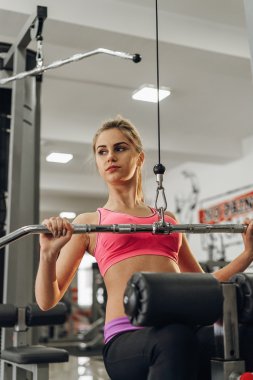 Sarışın bir egzersiz simülatörü üzerinde gerçekleştirir.