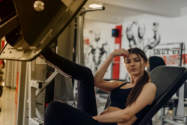 Brunetka fitness klub symulator. — Zdjęcie stockowe