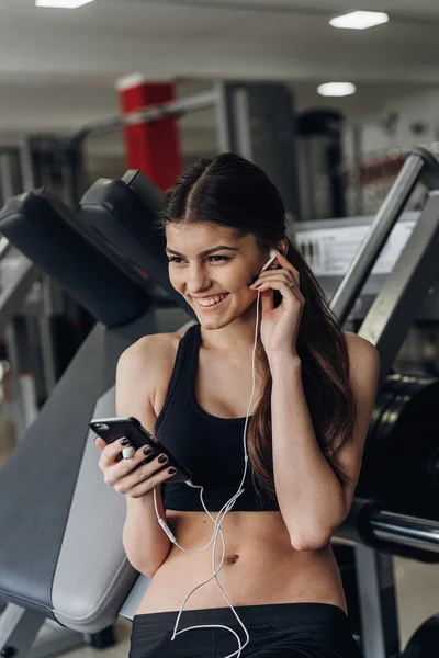 Spor salonunda bir telefon ile güzel kız