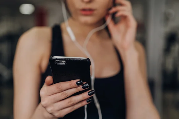 Spor salonunda bir telefon ile güzel kız