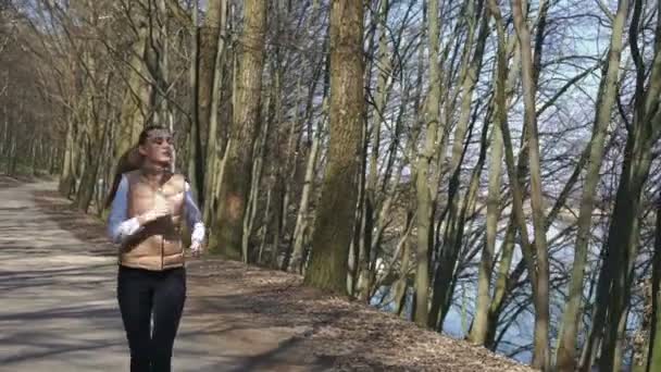 Menina correndo na floresta de primavera. 4k — Vídeo de Stock