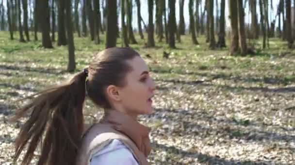 Κορίτσι που τρέχει στο δάσος άνοιξη. 4k — Αρχείο Βίντεο