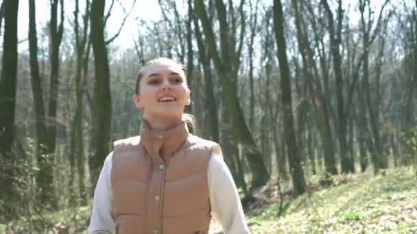 Szexi lány fut az erdőben. 4k — Stock videók