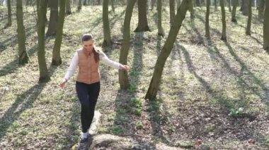 Genç bir kız düştü bir ağaç üzerinde gider. 4k