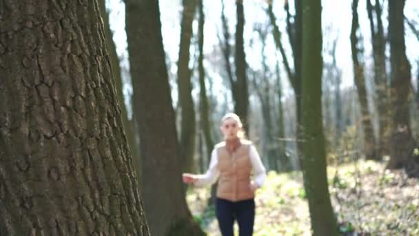 La fille qui a couru était en pause près d'un arbre. 4k 