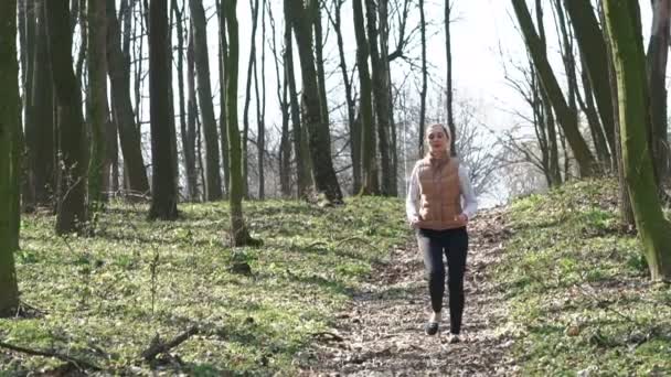 Menina sexy correndo na floresta. Motivo lento — Vídeo de Stock